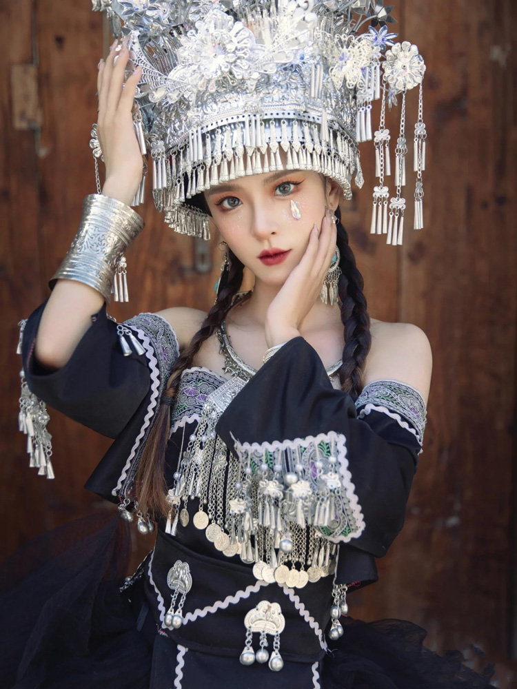 苗族服装女头饰蝴蝶银饰黑红婚纱照礼服闺蜜旅拍摄影写真贵州民族服饰